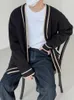 Chandails pour hommes 2023 Cardigan tricoté décontracté Style coréen personnalisé col en V à la mode rayé couleur ligne décoration2A2091