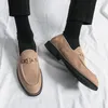 2024 printemps et automne nouveaux mocassins hommes chaussures imitation daim couleur unie boucle en métal décoration chaussures décontractées d'extérieur simples et confortables