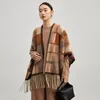 Foulards 2023 Printemps et automne Mode Britannique Luxe Outwear Châle Femme Laine Pompon Plaid Cape Style Cape Manteau