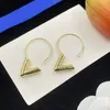 Brincos de luxo 18k banhado a ouro letra v designers de luxo letras parafuso prisioneiro geométrico aros mulheres balançar brinco festa de casamento jewerlry