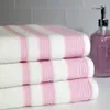 Juego de 4 toallas de baño Caycee Textured Vintage Border Ensemble en color lila dulce
