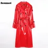 Damesjassen Nerazzurri Herfst Lang Rood Waterdicht Glanzend Reflecterend Lakleer Trenchcoat voor Dames Double Breasted Grote maten Mode 231025