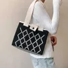 Bolsos de hombro Bolsos Bolso de diseñador de punto Soulder Bolso de lana de invierno para mujer Bolso y bolso de punto morado para mujer Bolsos y axilas para mujerstylishdesignerbags