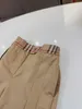 Burberrlies Luxury Pants For Kids Khaki Baby Suit Pants Storlek 100-160 cm Knapp och dragkedja Packet Design Barnbyxor Oct25