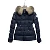 Designer-Damen-Daunenjacke, besticktes Abzeichen, Doudoune Femme, Pelzkragen, Kapuzenjacken