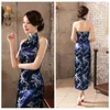 Etniska kläder satin kinesiska kvinnor cheongsam klänning backless blommor sexig qipao hög delad ärmlös vestido vintage knapp scen show