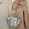 Umhängetaschen Handtaschen Maßgeschneiderte aufblasbare Handtasche geeignet Frauen und Taschen gefüllt Wolke aufblasbare Seele Tasche Kapazität Herbst und Winter Soper bagqwertyui45