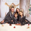 Familjsmatchande kläder pyjamas Set Silk Satin vuxna män kvinnor barn nattkläder sömnkläder Kläder sover Tvåbita loungekläder 231027