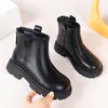 Botas novas botas de meninos pretos marrons de costas zíper da primavera de outono de moda de meninas para meninas de couro não deslizam sapatos infantis 231027