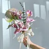 シルクサテンリボンピンクの白いシャンパン花嫁介添人ブライダルパーティーを添えた人工天然カラウェディングブーケを保持する装飾的な花