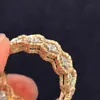 Ihålig spets lyxiga smyckesdesigner ringer kvinnor älskar bröllop leveranser diamant 18k guld pläterad rostfritt stål ring fin fingerring