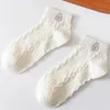 女性靴下5ペア/ロット夏の女性の白い純粋な綿の高品質かわいい薄い独身のレース漫画動物メイアスEUR 35-39