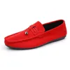 Sapatos de vestido homens moda casual masculino camurça mocassins lazer mocassins deslizamento em homens dirigindo preto vermelho homem preguiçoso sapato 231026