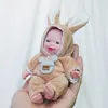 Dolls Reborn Baby Dolls Färdig mini docka 12 cm Kläder Utbildning Toy Simulated Baby Reborn Toddler Kit Boy and Girl Blue Eye 231027