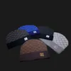 Ny hattdesigner 2023 modeuppsättning män vintermärke satin rutig halsduk skate skateboard mössa svart kvinna beanie halsduk