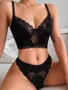 Set di reggiseni Moda sexy Set di biancheria intima di pizzo trasparente Lingerie erotica Anello in acciaio da donna Mutandine del reggiseno Set di 2 pezzi Set di pigiami cavi sexy T231027