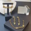 2021 Nouvelle mode Collier en forme de flèche Marque Designer Bracelet Diamant Lettre Pendentif Boucles d'oreilles Dames Personnalité All-Match Jewelr2445