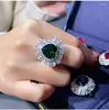 Anillos de racimo Lujoso anillo de rubí de sangre artificial con dedo índice de zafiro de color fuego con incrustaciones de diamantes completos en forma de corazón