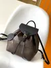 Le petit sac à dos pour femme est composé d'archives en toile de cuir de vachette avec cordon de serrage pour un grand espace interne et d'une poche extérieure zippée pour plus de fonctionnalité.