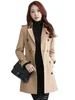 Dames trenchcoats van hoge kwaliteit, kort herfst, diep kaki, dubbele rij knopen, schouderband, tailleband, nauwsluitend windjack