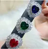 Anillos de racimo Lujoso anillo de rubí de sangre artificial con dedo índice de zafiro de color fuego con incrustaciones de diamantes completos en forma de corazón