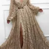 Sexy Abendkleider aus Gold mit Schlitz, neueste Mode, Pailletten, Spitze, Dubai, Saudi-Arabien, Abendkleider mit langen Ärmeln, formelles Partykleid 211101281T