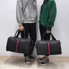 Taschen Store Outlet Männliche und weibliche Geschäftshände stellen schlechte Kurzstrecken-Hochleistungsschuhe Reisegepäcktaschen vor