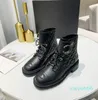 Bottines de motard noires à plateforme épaisse, bottes de combat à talons bas, bottines à lacets, chaînes en cuir avec boucle, chaussures pour femmes