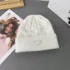 Cappello stilista invernale caldo berretto lavorato a maglia in pelo di coniglio protezione per le orecchie berretto da sci casual da uomo e da donna all'aperto