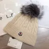 Luxuriöse MoncKler-Wollmütze, warme Mütze für Damen, Designer-Schädelmütze, Strickmütze, Kaschmir, offizielle 1:1 weiche Super-Fox-Haarball-Mütze von MoncKler