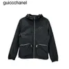 새로운 23SS Mens Jackets 디자이너 패션 브랜드 스타일 가을 긴 슬리브 코트 트라이앵글 배지 재킷 야외 럭셔리 여성 연합 애호가 의류 재킷