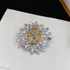 Broche de letras redondas douradas para mulheres, broche de prata vintage de luxo de alta qualidade, joia brilhante de diamante e pérola