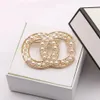 19 stijl Klassieke Merk Designer Letters Broche Vrouwen Geometrische Kristal Strass Parel Broches Mode Eenvoudige Kleine Zoete Wind Lad284A