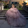 Pink glänzend von der Schulter Quinceanera Kleider Prinzessin Promkleid Tüll Schnürung Gold Applikationen Perlen Süße 15 Kleiderball -Kleid Kleid