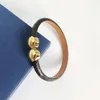 Luxury smycken Feminin läderdesigner armband med guldhjärtmärkeslogotyp på en high end elegant modearmband semestergåva 1308f