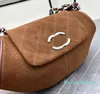 Modedesigner-Tasche Neue braune Vintage-Tasche aus gefrostetem Rindsleder. Handliche Umhängetasche in Dumpling-Unterarmgröße