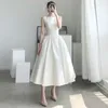 パーティードレスシンプルな白人女性サテンイブニングドレス