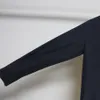 Toteme-Langarmshirt aus Maulbeerseide mit flachem Reverskragen und V-Ausschnitt