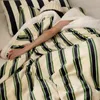 毛布ふわふわしたストライプブランケット韓国の模造ラム下の柔らかい暖かい冬のベッドフランネル昼寝をするソファカバー装飾231027