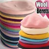 Beralar yün düz renkli Kore sürümü sonbahar kış sıcak bere vintage çok renkli kadınlar ressam şapka fransız kapağı 231027