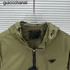 새로운 23SS Mens Jackets 디자이너 패션 브랜드 스타일 가을 긴 슬리브 코트 트라이앵글 배지 재킷 야외 럭셔리 여성 연합 애호가 의류 재킷