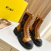 2024 Itália Mulheres Designer Botas Cowboy Domino F Ankle Boot Combat Knight Booties Stretch High Heel Sneaker Inverno Mulheres Sapatos Lace Up Motocicleta Equitação Mulher Bottes