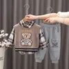 Conjuntos de roupas Olekid 2023 Primavera Outono 3 PCS Meninos Conjunto Dos Desenhos Animados Urso Camisola Colete Camisas de Manga Longa Calças de Algodão Roupas de Bebê 231027