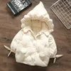 Down Ceket Sevimli Kapşonlu Pamuk Kız Bebekler İçin Katı Kiraz Nakış Sıcak Yastıklı Ceket Sonbahar Kış Yeni yürümeye başlayan çocuklar Moda Dış Giyim 231026