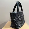 Designerka torba luksusowe torebki kobiety pluffy damskie ramiona torby krzyżowe Crossbody Wyskutowe zimowe torebki zakupowe duże pojemność metalowa litera czarna