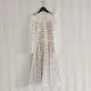 Casual klänningar Elegant långärmad maxi klänning för årlig fest 2023 damer temperament besättning hals spetsar sömmar mesh cinched