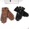 Projektanta marki Letter Rękawiczki na zimowe i jesienne mody kobiety kaszmirowe rękawiczki z uroczą futrzaną piłką na świeżym powietrzu Sport ciepłe zimy Glovess Sys