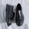 Kleid Schuhe Quaste Männer Marke Luxus Loafer Schwarz Britischen Stil Mokassin Dicke Unterseite Niedrigen Absatz Business Formale Männer 231026