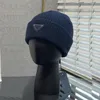 Designers mäns beanie vinter stickad kashmir mode paris baseball cap bokstäver mössa hip-hop högkvalitativ elastisk kraft klassisk stil vinter varm par hatt