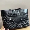 Designerka torba luksusowe torebki kobiety pluffy damskie ramiona torby krzyżowe Crossbody Wyskutowe zimowe torebki zakupowe duże pojemność metalowa litera czarna